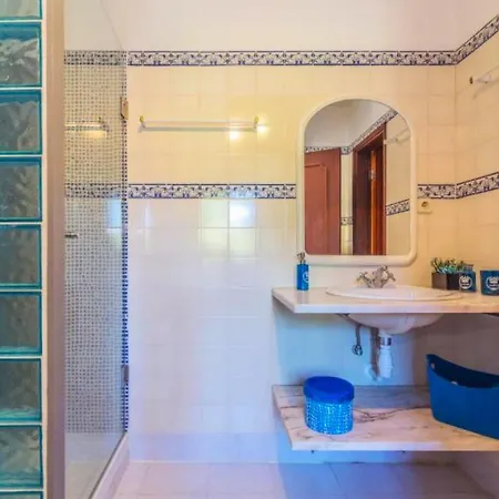 Lovely With Private Pool - Walk To The Beach - 4br * Faro