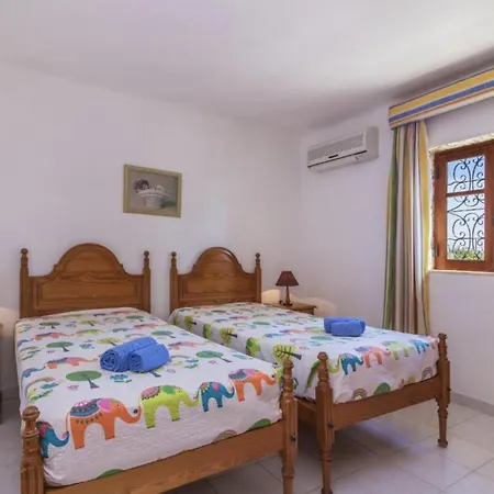 Villa Lovely With Private Pool - Walk To The Beach - 4br